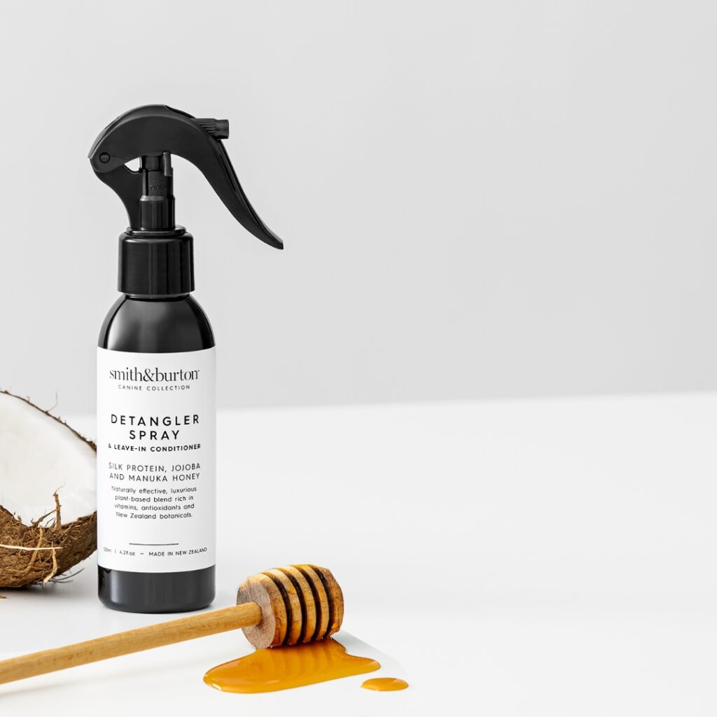 Spray démêlant sans rinçage pour chien – soie, jojoba et miel de Manuka